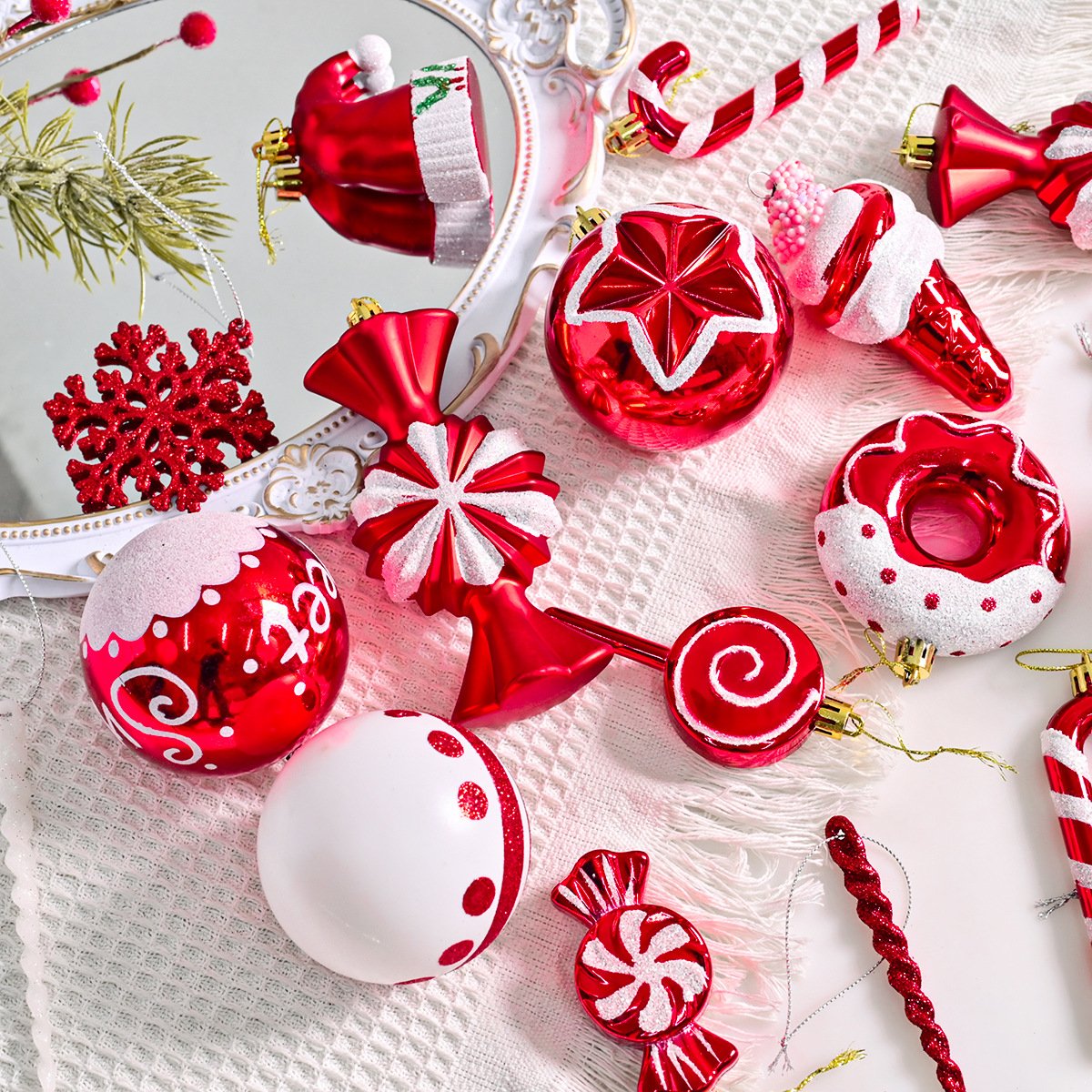 Cross-border new 78PCS red and white irregular hand-painted electroplated ball Christmas ball set gift box, Christmas tree ornaments and pendants